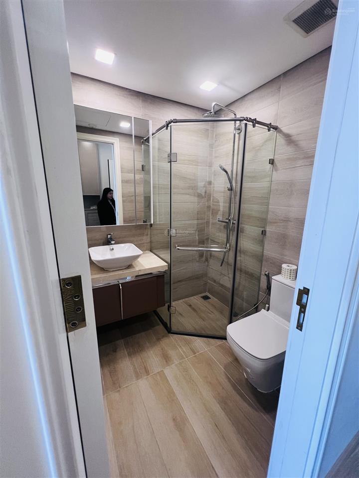 Cho thuê căn hộ chung cư 2pn, 21 triệu, 78m2 tại vinhomes golden river ba son, q1, hcm