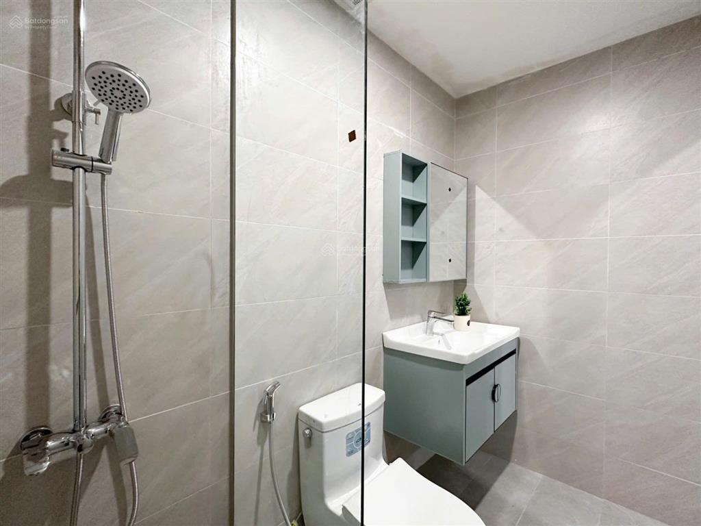 Căn hộ căn hộ dịch vụ cửa sổ/bancon thoáng mátfull nội thất , máy giặt riêng sát quận 1