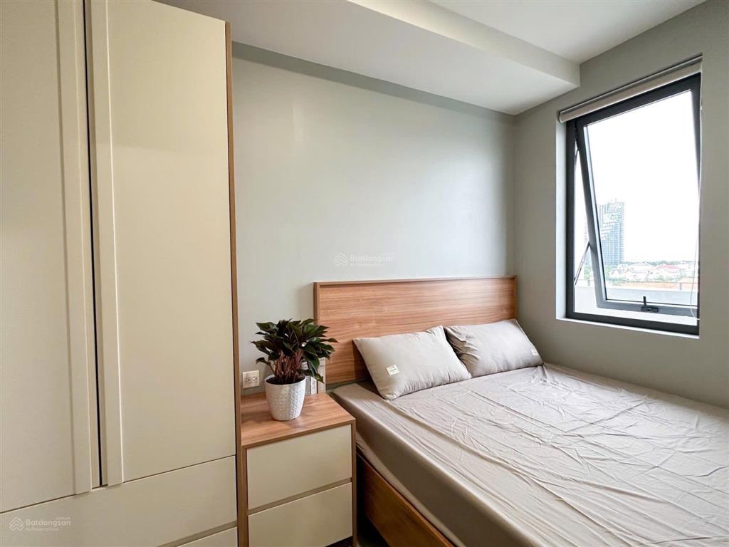 Căn hộ căn hộ dịch vụ cửa sổ/bancon thoáng mátfull nội thất , máy giặt riêng sát quận 1