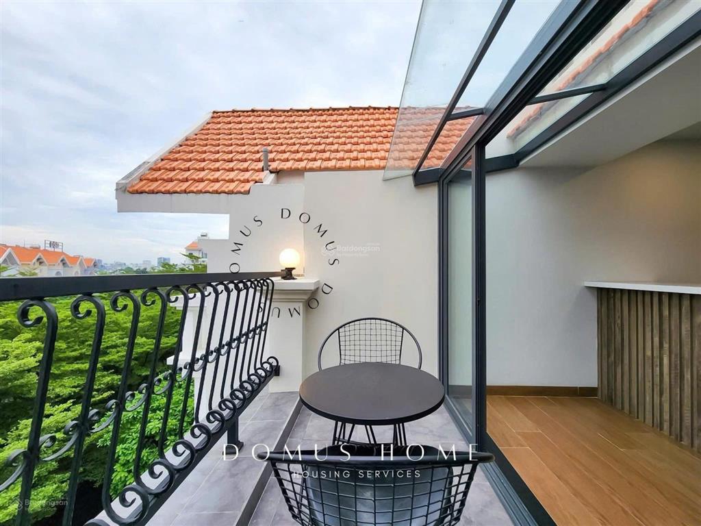 Cho thuê căn studio  cửa sổ/bancon  full nội thất sát quận 4, quận 1