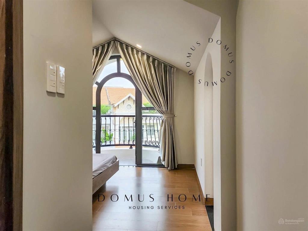 Cho thuê căn studio  cửa sổ/bancon  full nội thất sát quận 4, quận 1