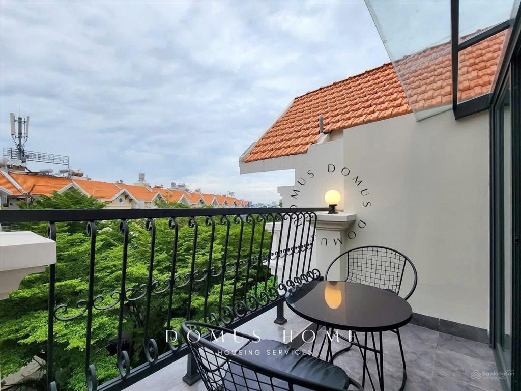 Cho thuê căn studio  cửa sổ/bancon  full nội thất sát quận 4, quận 1
