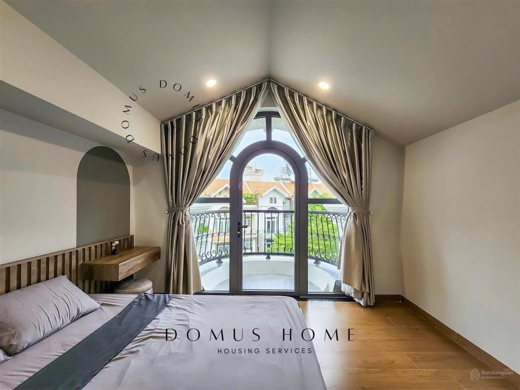 Cho thuê căn studio  cửa sổ/bancon  full nội thất sát quận 4, quận 1