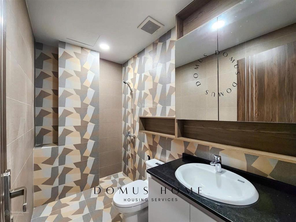 Cho thuê căn studio  cửa sổ/bancon  full nội thất sát quận 4, quận 1