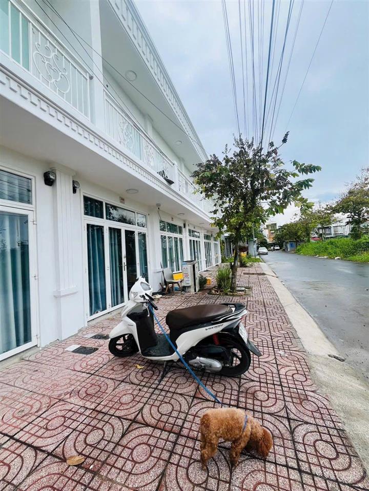 Cho thuê minihouse mặt tiền ban công kdc 91b gần đhyd, đhct, đhfpt