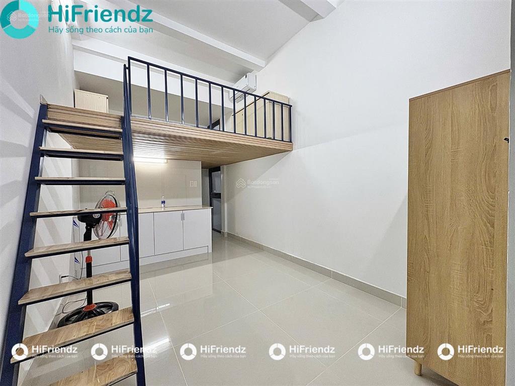 Duplex gác cao 1m8  đứng thẳng người không lo đụng đầu. ban công và cửa sổ