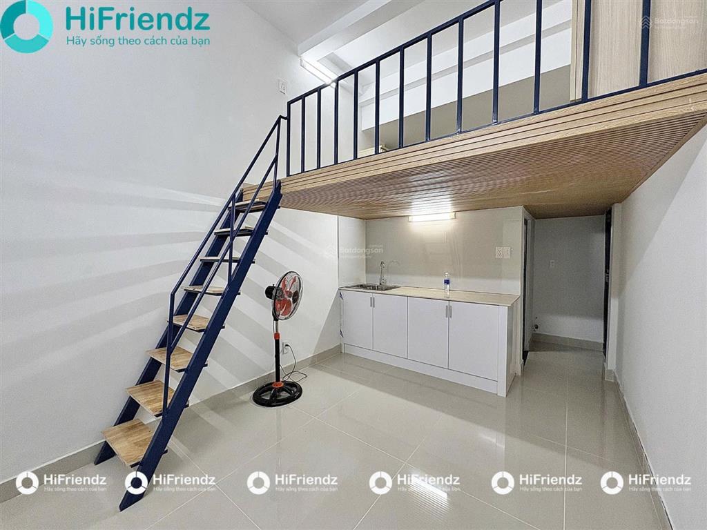 Duplex gác cao 1m8  đứng thẳng người không lo đụng đầu. ban công và cửa sổ