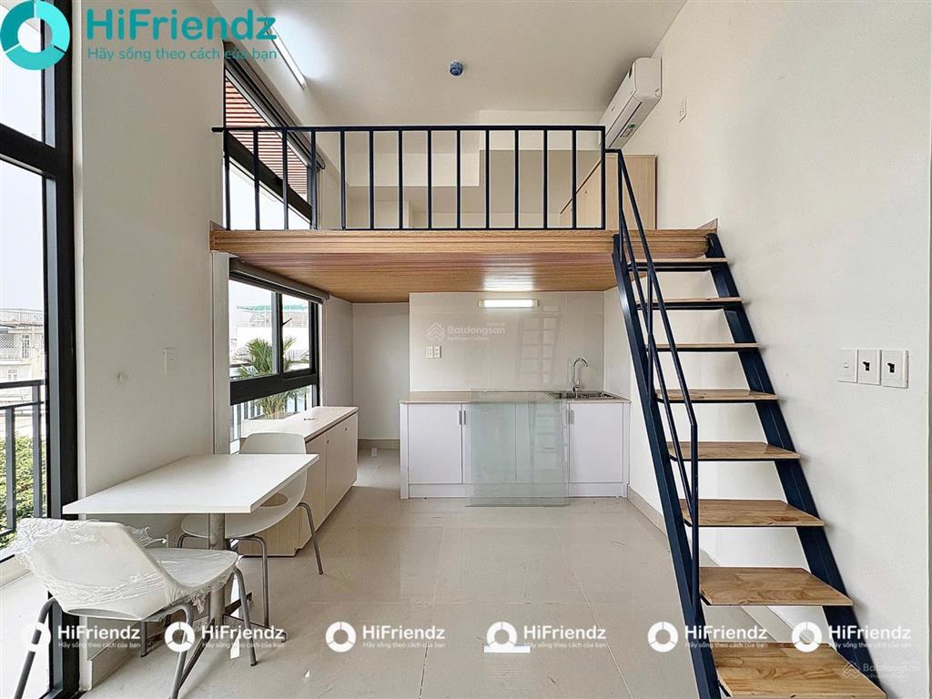 Duplex gác cao 1m8  đứng thẳng người không lo đụng đầu. ban công và cửa sổ