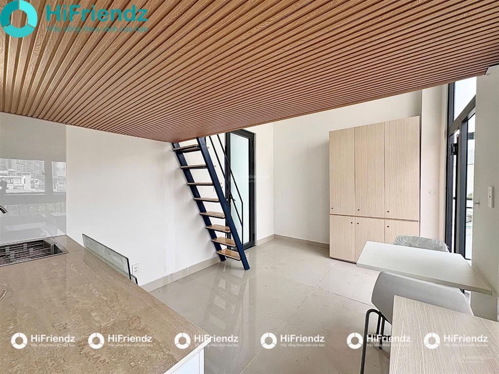 Duplex gác cao 1m8  đứng thẳng người không lo đụng đầu. ban công và cửa sổ
