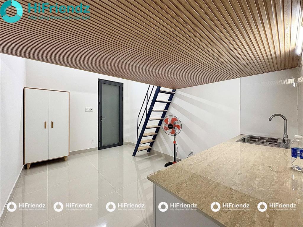 Duplex gác cao 1m8  đứng thẳng người không lo đụng đầu. ban công và cửa sổ