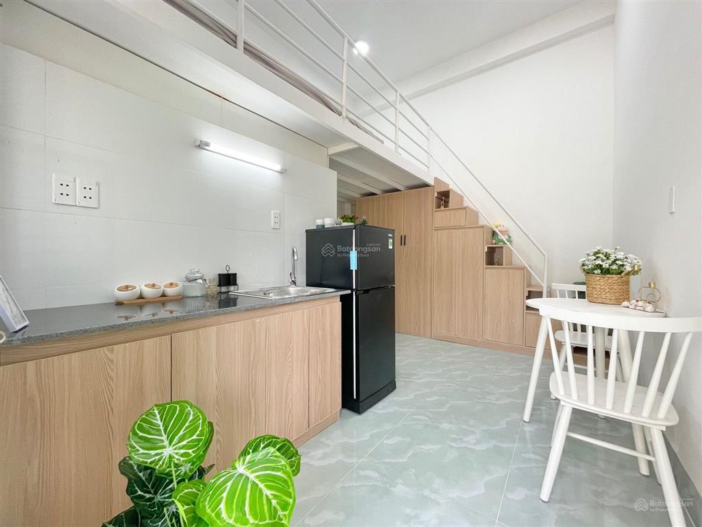 Duplex gác cao 2m  siêu rộng  có ban công hành lang phía trước