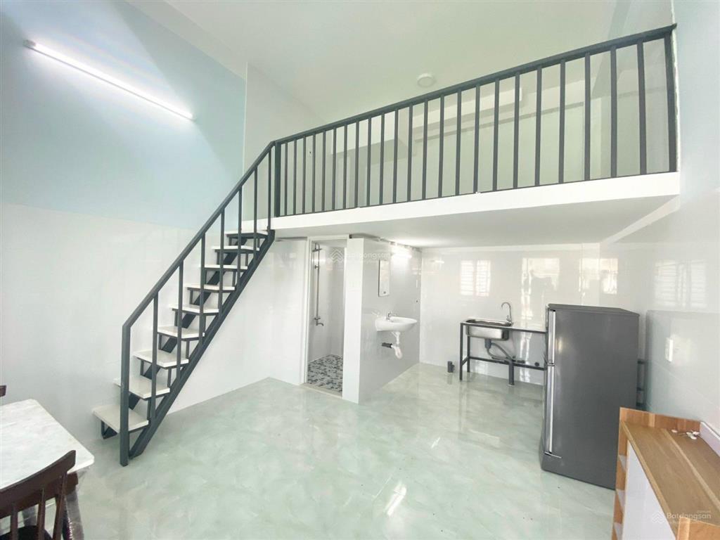 Duplex gác cao 2m  siêu rộng  có ban công hành lang phía trước