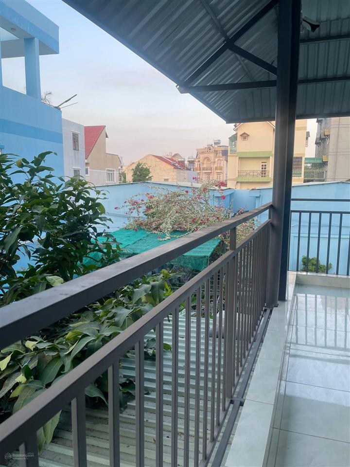 Duplex gác cao 2m  siêu rộng  có ban công hành lang phía trước