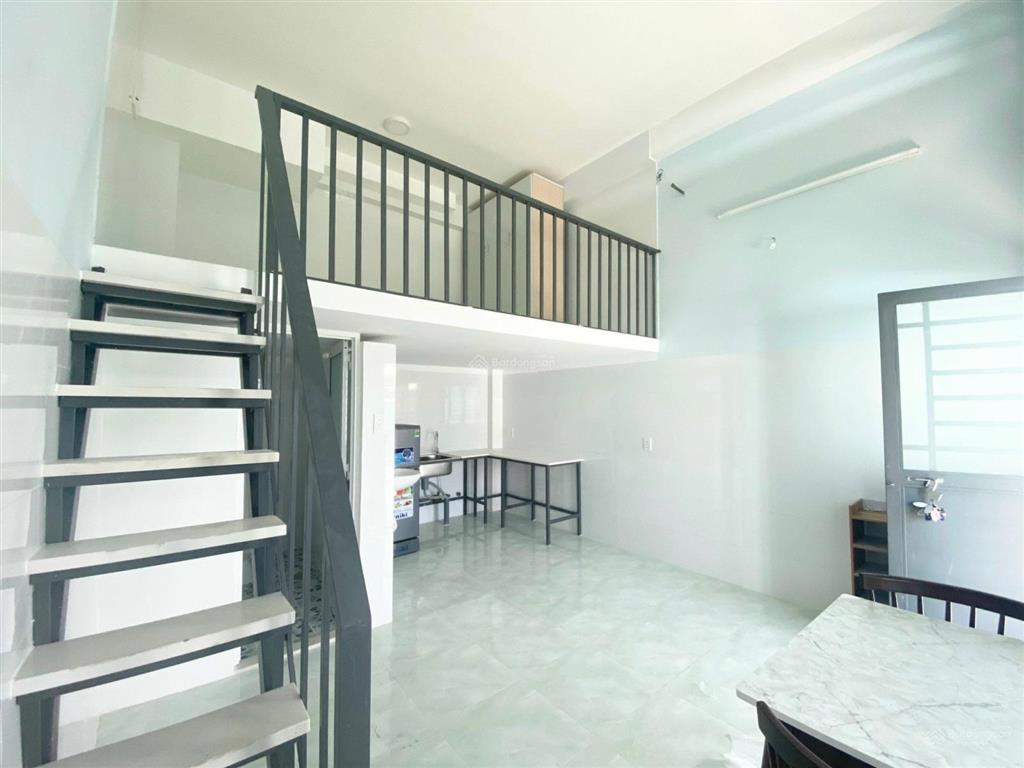 Duplex gác cao 2m  siêu rộng  có ban công hành lang phía trước