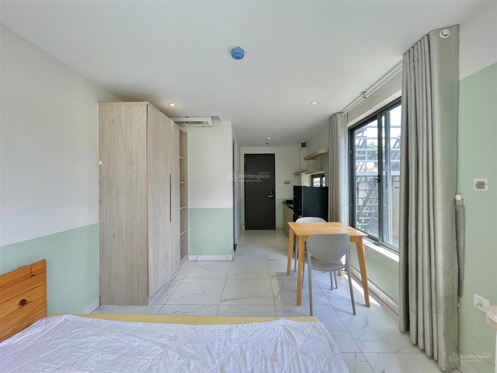 Studio ngập tràn ánh sáng tự nhiên, thiết kế hiện đại đúng hình đúng giá