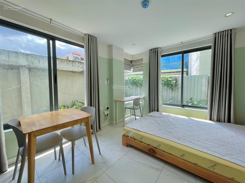 Studio ngập tràn ánh sáng tự nhiên, thiết kế hiện đại đúng hình đúng giá