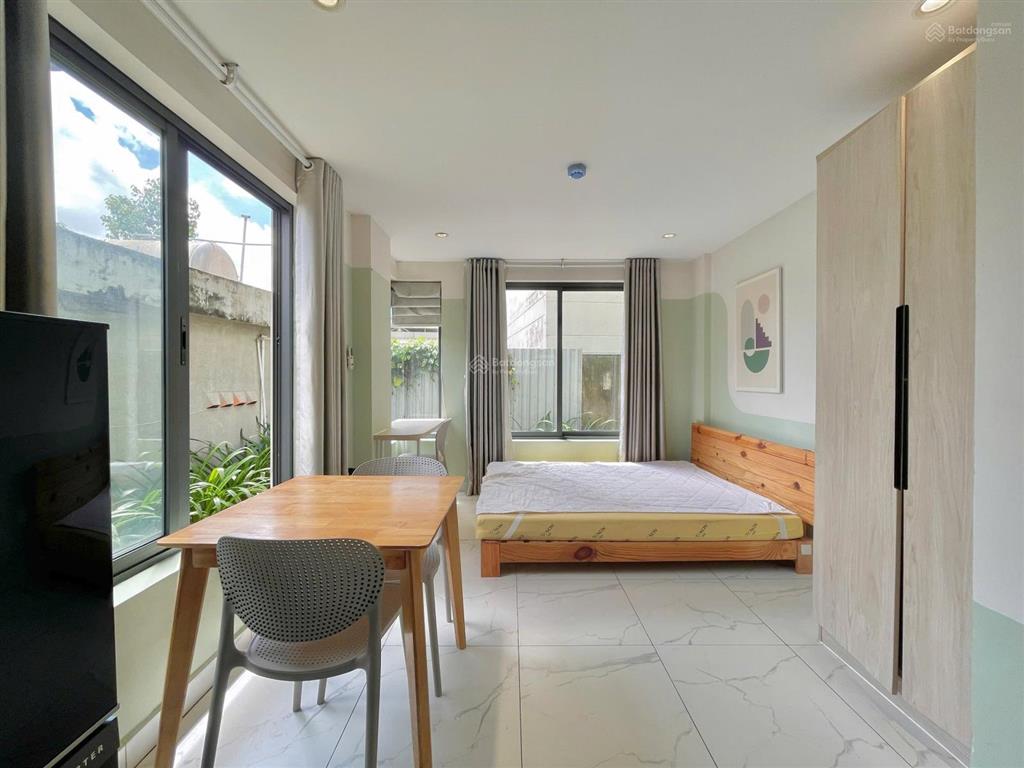 Studio ngập tràn ánh sáng tự nhiên, thiết kế hiện đại đúng hình đúng giá
