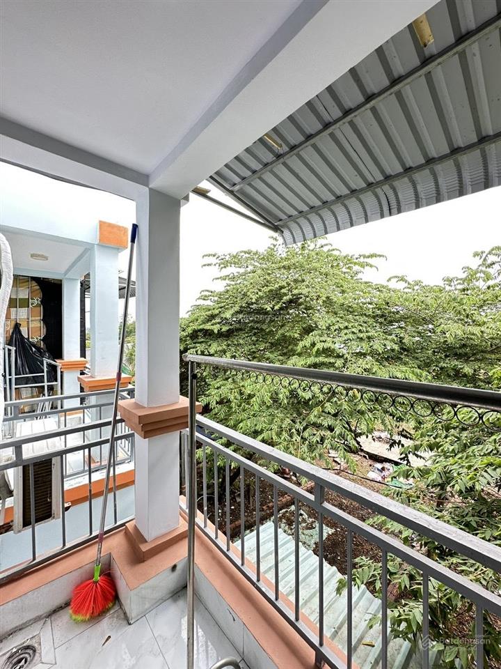 Chính chủ cần bán gấp căn nhà 32m2 full thổ cư , kết cấu 1 trệt 1 lầu kdc đông 625tr bao hết thuế