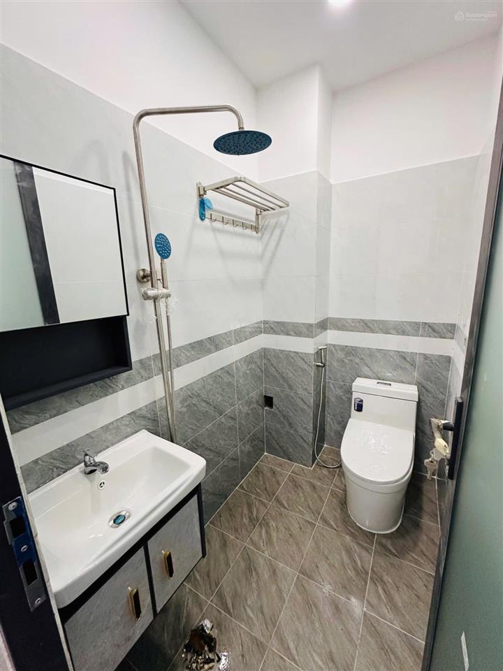 Nhà shr gần mặt tiền đường 824 kdc đông đúc dt 5x17=85m2 full thổ cư có hỗ trợ bank