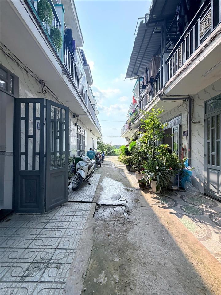 *chính chủ bán gấp nhà đẹp gần cầu lớn hóc môn** **chỉ 795 triệu bao hết thuế phí ra sổ**