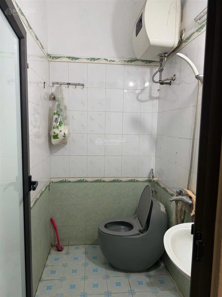 Bán gấp 126 nam dư. 38m. 5 tầng. mt 3,3m. giá 8,9 tỷ. ô tô đỗ cửa. sổ vuông đẹp. không quy hoạch.