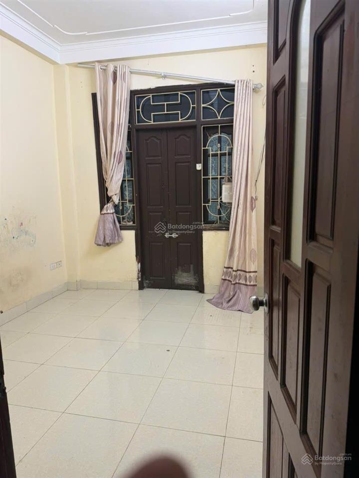 Bán gấp 126 nam dư. 38m. 5 tầng. mt 3,3m. giá 8,9 tỷ. ô tô đỗ cửa. sổ vuông đẹp. không quy hoạch.