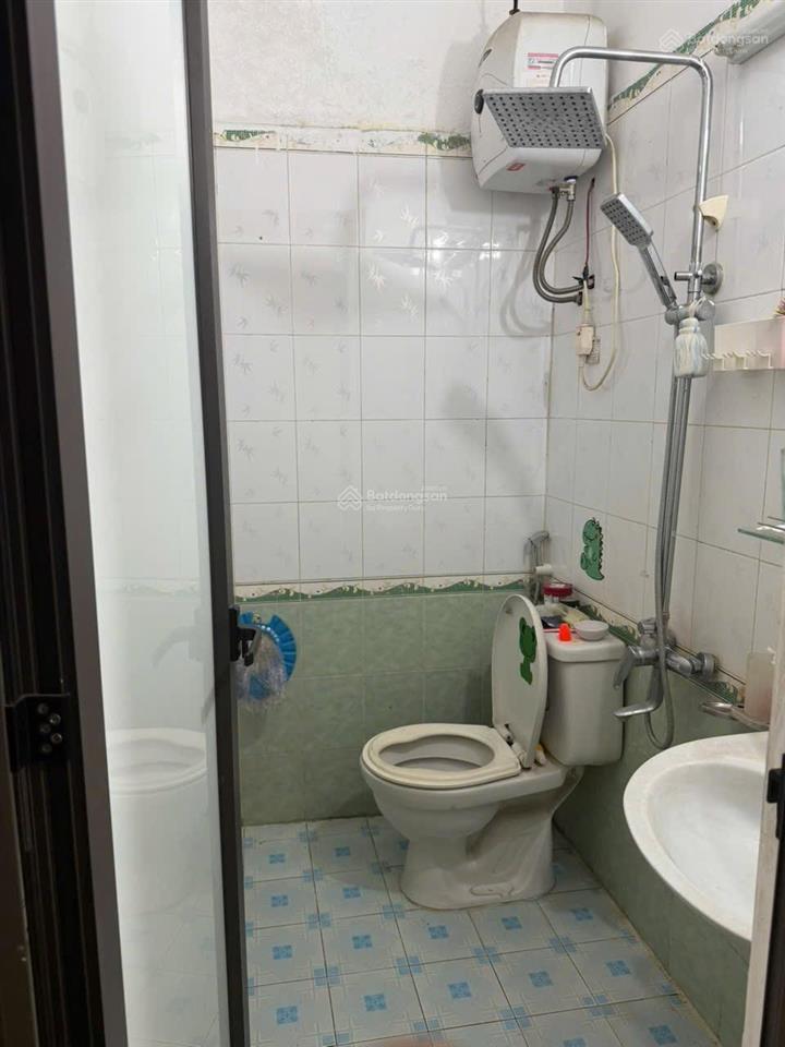 Bán gấp 126 nam dư. 38m. 5 tầng. mt 3,3m. giá 8,9 tỷ. ô tô đỗ cửa. sổ vuông đẹp. không quy hoạch.