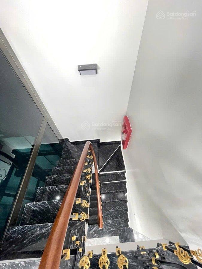 Bán gấp 15 lĩnh nam  hà nội. 65m². 7 tầng. giá hơn 20 tỷ. 3 ô tô tránh. không quy hoạch