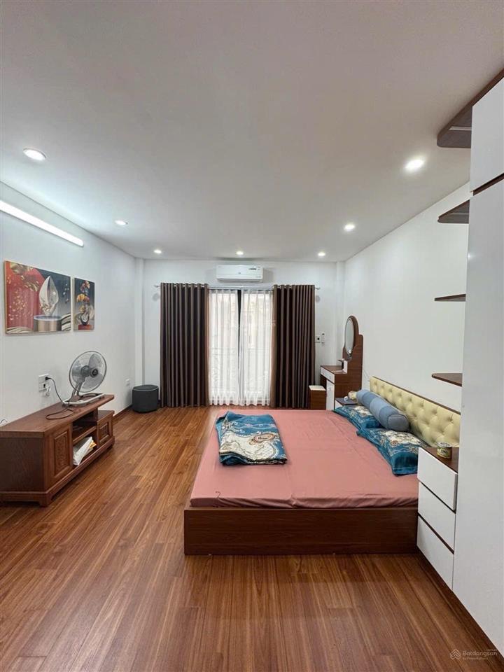 Nhà đẹp thạch bàn 5 tầng mới 3 mặt thoáng ô tô vào cửa