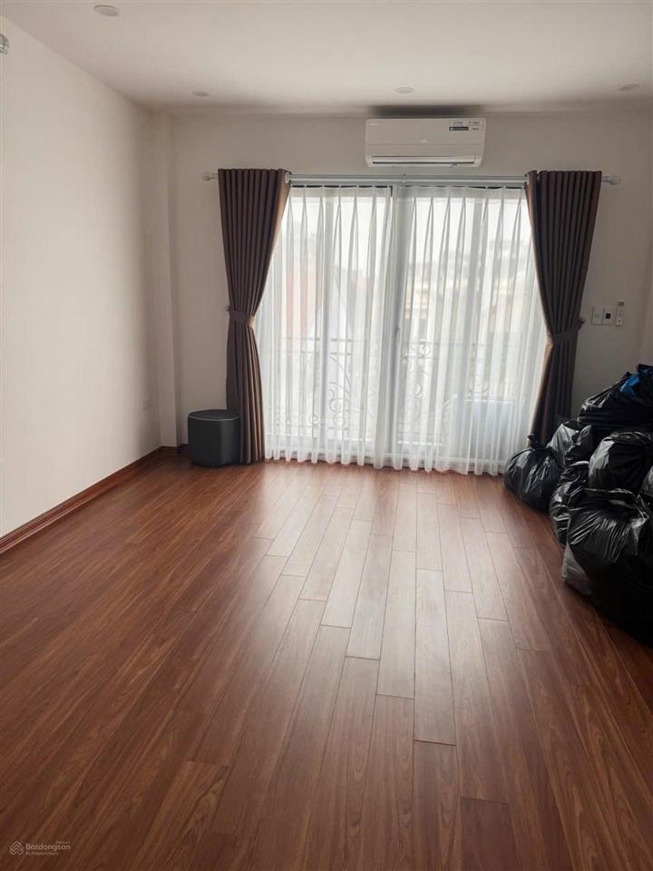 Nhà đẹp thạch bàn 5 tầng mới 3 mặt thoáng ô tô vào cửa