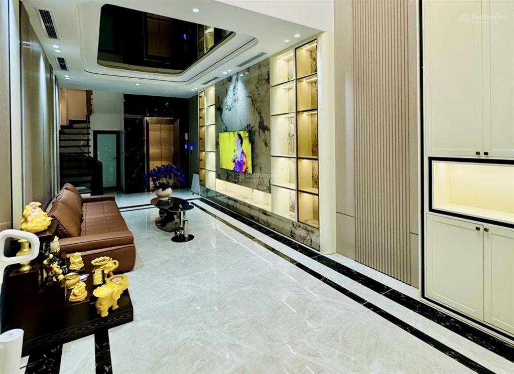Nhà mới đang hoàn thiện thang máy nhập cách ô tô 20m ngõ thông