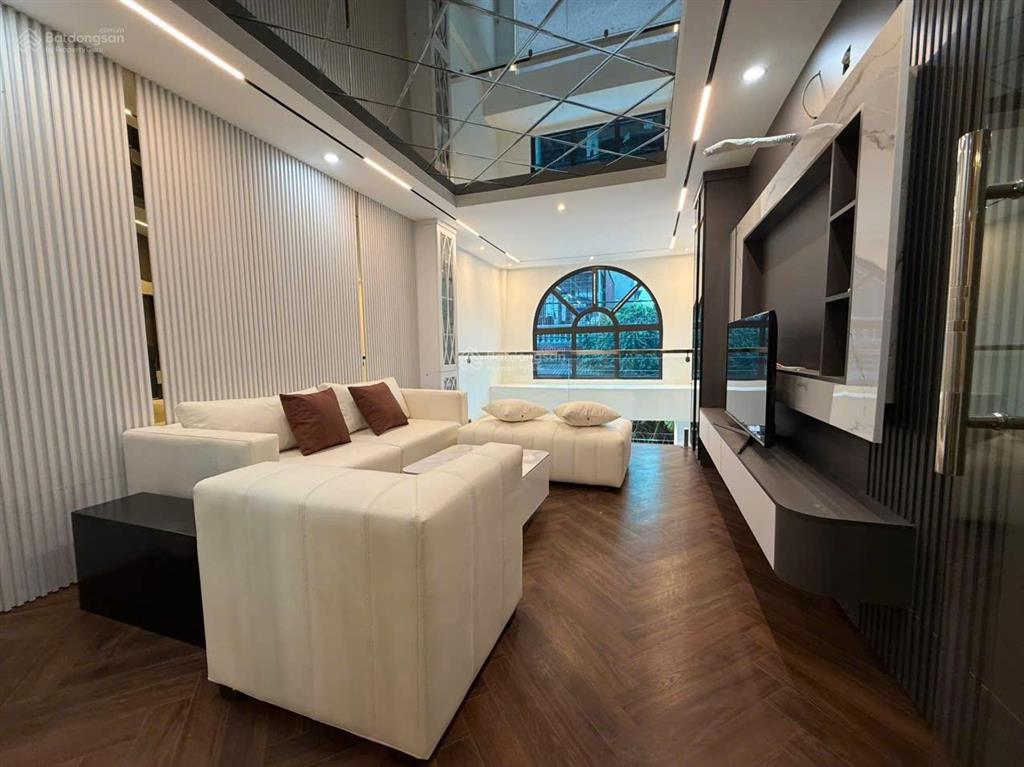 Nhà 6 tầng thang máy mặt đường 2 ô tô tránh kinh doanh, văn phòng phúc lợi, long biên
