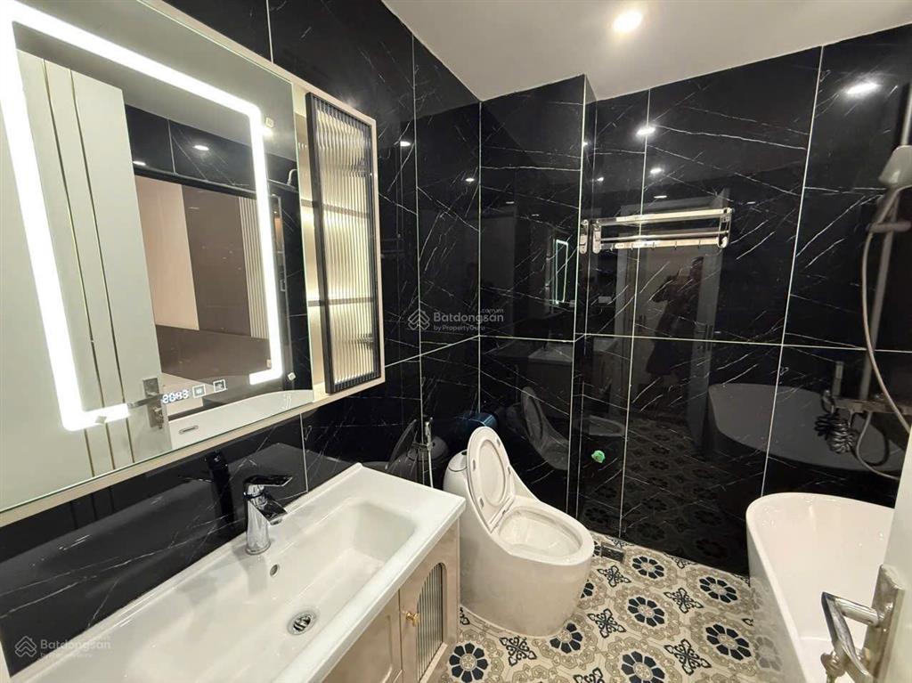 Nhà 6 tầng thang máy mặt đường 2 ô tô tránh kinh doanh, văn phòng phúc lợi, long biên