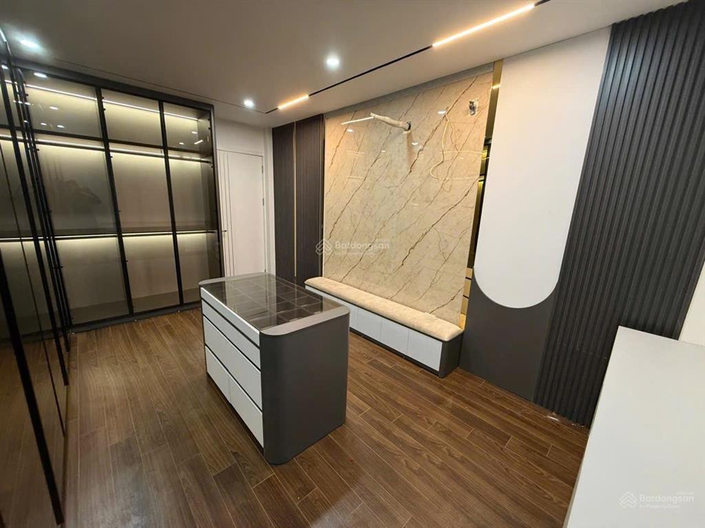 Nhà 6 tầng thang máy mặt đường 2 ô tô tránh kinh doanh, văn phòng phúc lợi, long biên