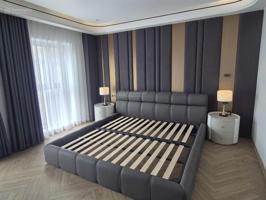 Nhà đẹp 7 tầng thang máy gara 2 ô tô full nội thất mt 7,6m