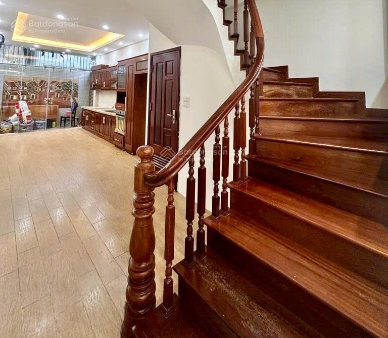 Nguyễn văn cừ gần berriver 2 ô tô tránh nhà dân xây chắc chắn