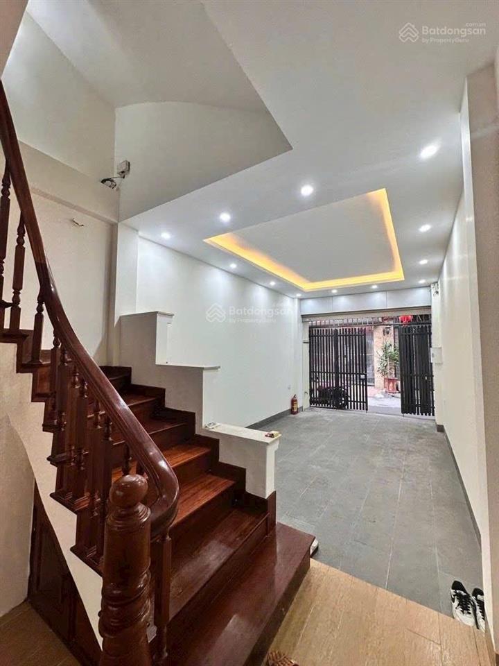 Nguyễn văn cừ gần berriver 2 ô tô tránh nhà dân xây chắc chắn