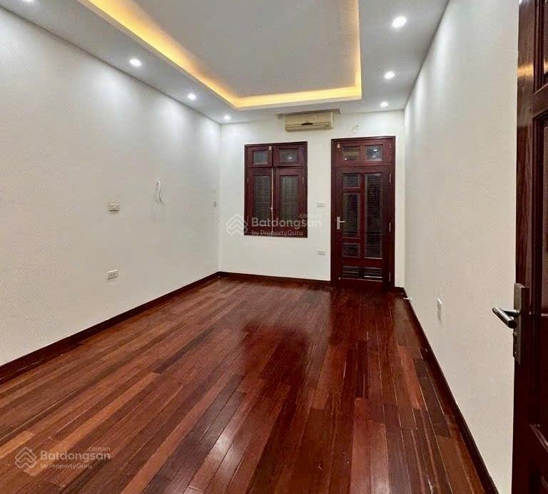 Nguyễn văn cừ gần berriver 2 ô tô tránh nhà dân xây chắc chắn