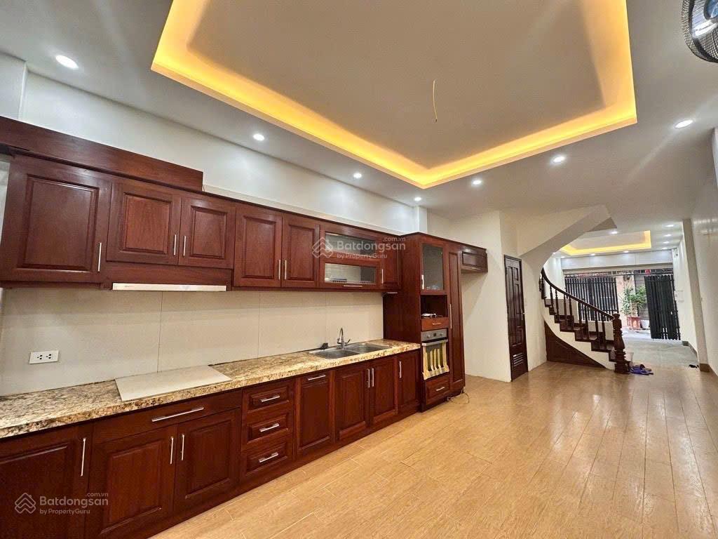Nguyễn văn cừ gần berriver 2 ô tô tránh nhà dân xây chắc chắn
