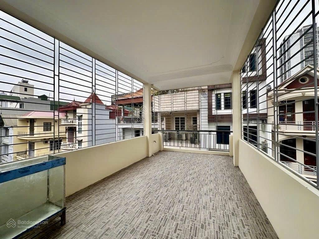 Nguyễn văn cừ gần berriver 2 ô tô tránh nhà dân xây chắc chắn