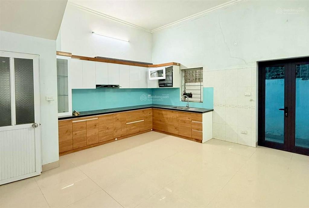 Mặt ngõ thông ô tô nhỏ qua nhà cách ô tô tránh 20m nhà khung cột chắc chắn thoáng trước