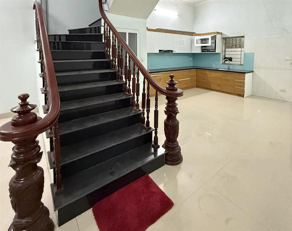 Mặt ngõ thông ô tô nhỏ qua nhà cách ô tô tránh 20m nhà khung cột chắc chắn thoáng trước