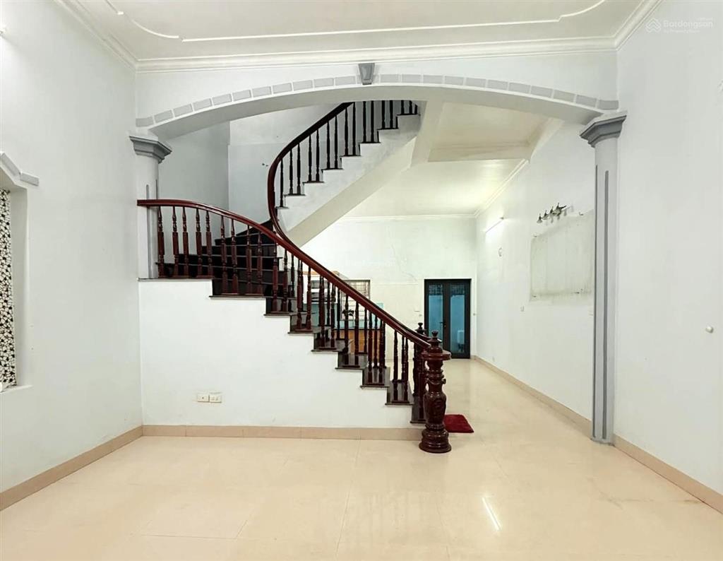 Mặt ngõ thông ô tô nhỏ qua nhà cách ô tô tránh 20m nhà khung cột chắc chắn thoáng trước