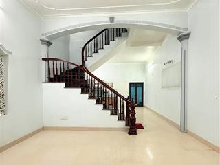 Mặt ngõ thông ô tô nhỏ qua nhà cách ô tô tránh 20m nhà khung cột chắc chắn thoáng trước