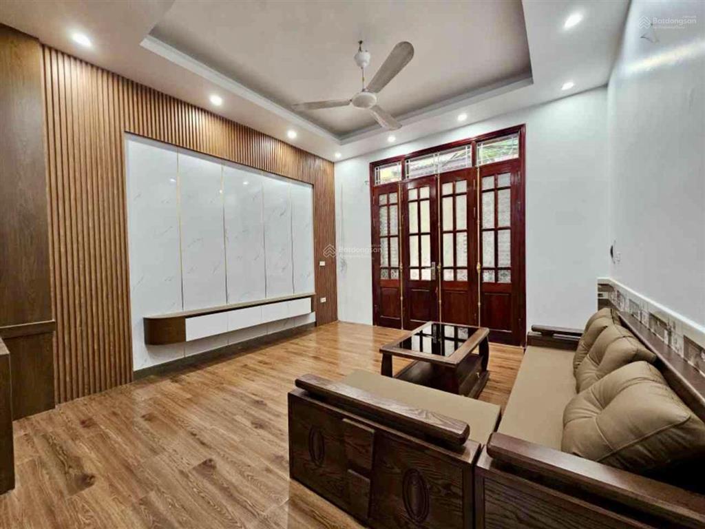 Nhà đẹp long biên 40m2 5 tầng ô tô lùi cổng vài bước ra phố