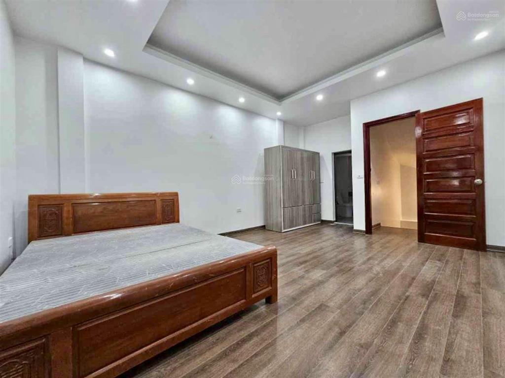 Nhà đẹp long biên 40m2 5 tầng ô tô lùi cổng vài bước ra phố