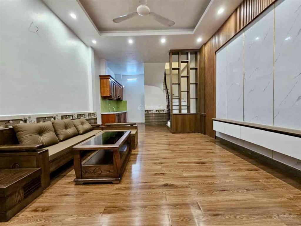 Nhà đẹp long biên 40m2 5 tầng ô tô lùi cổng vài bước ra phố