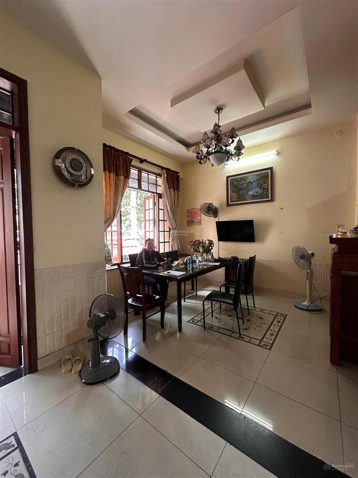 Bán nhà phan văn trị  villa cực đẹp ngang 8m bề thế  đường nhựa 12m  có hầm  ô tô xe tải