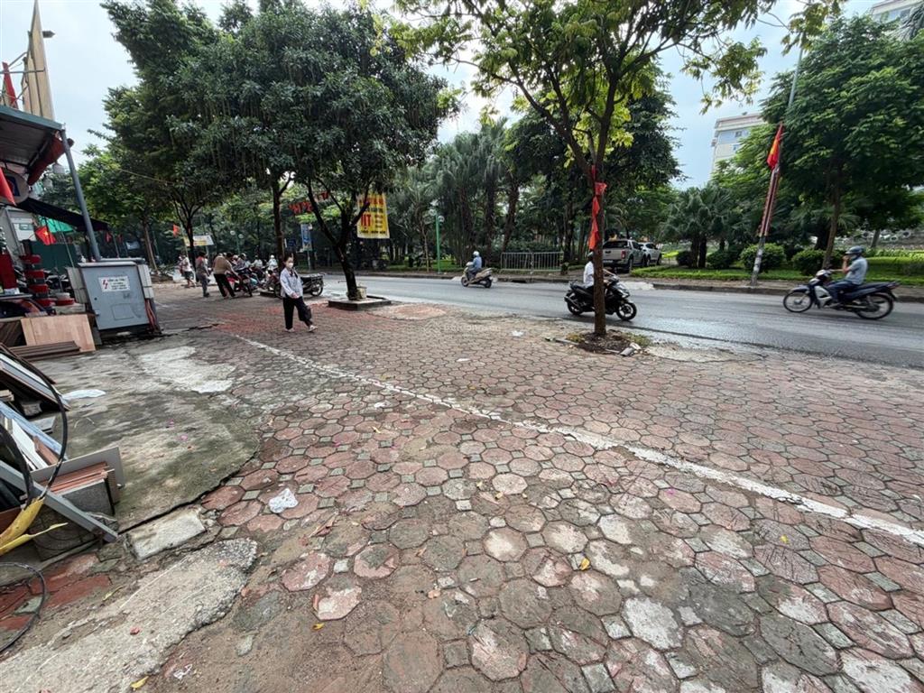 Bán mảnh đất mặt phố kim giang  vỉa hè 10m  view công viên