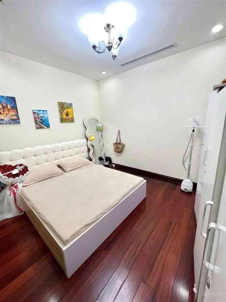 Cần bán căn hộ royal city  72a nguyễn trãi, diện tích 104m2, 3 ngủ + 2 vs, giá 9,2 tỷ